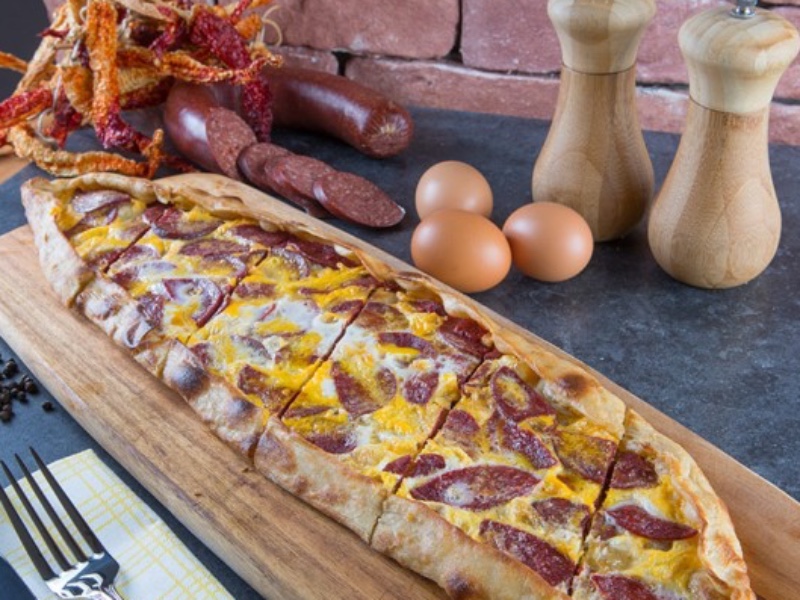 Sucuklu Pide